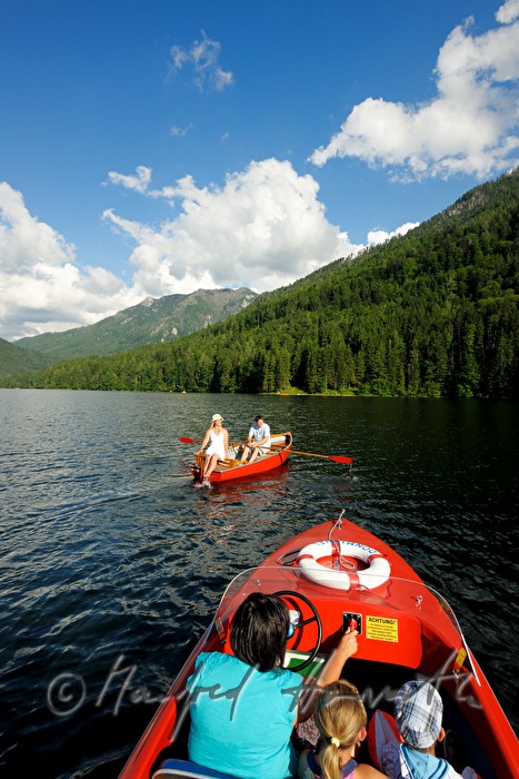 Familie beim Bootsausflug auf dem Lunzersee
