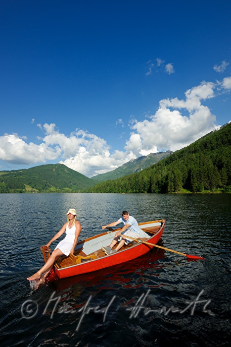 Paar beim Bootsausflug auf dem Lunzersee