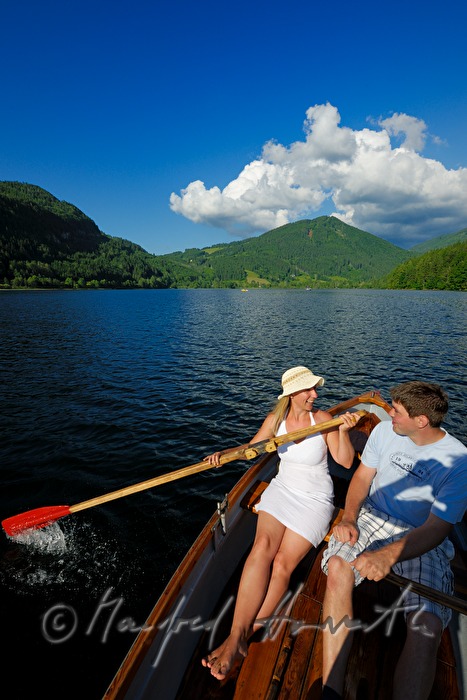 Paar beim Bootsausflug auf dem Lunzersee