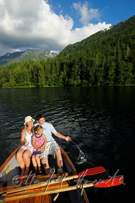 Familie beim Bootsausflug auf dem Lunzersee