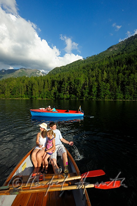 Familie beim Bootsausflug auf dem Lunzersee