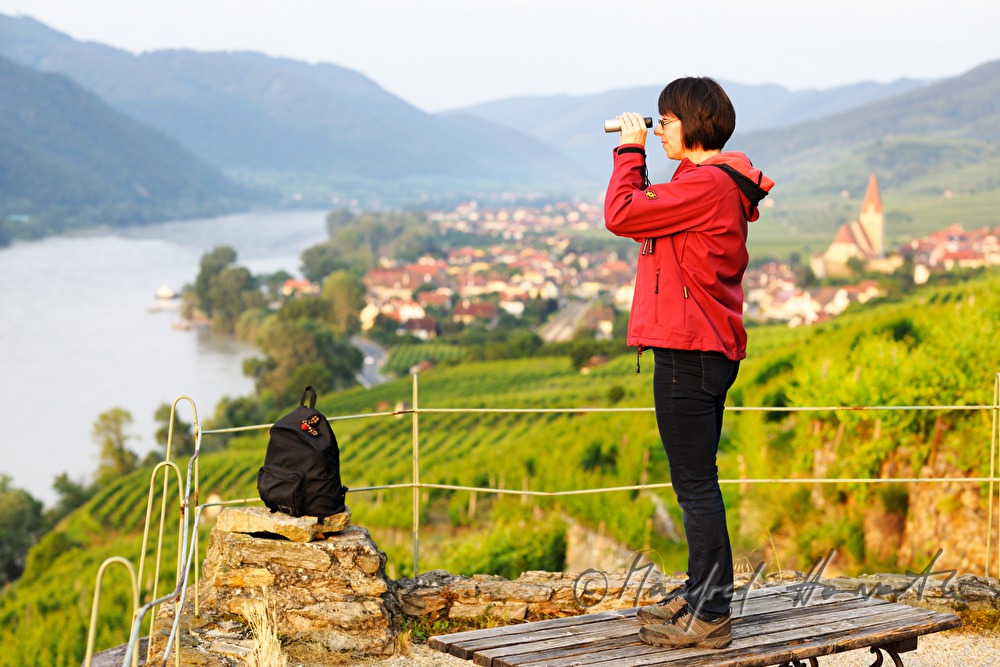 Wandersfrau schaut von Riede Klaus auf die Donau