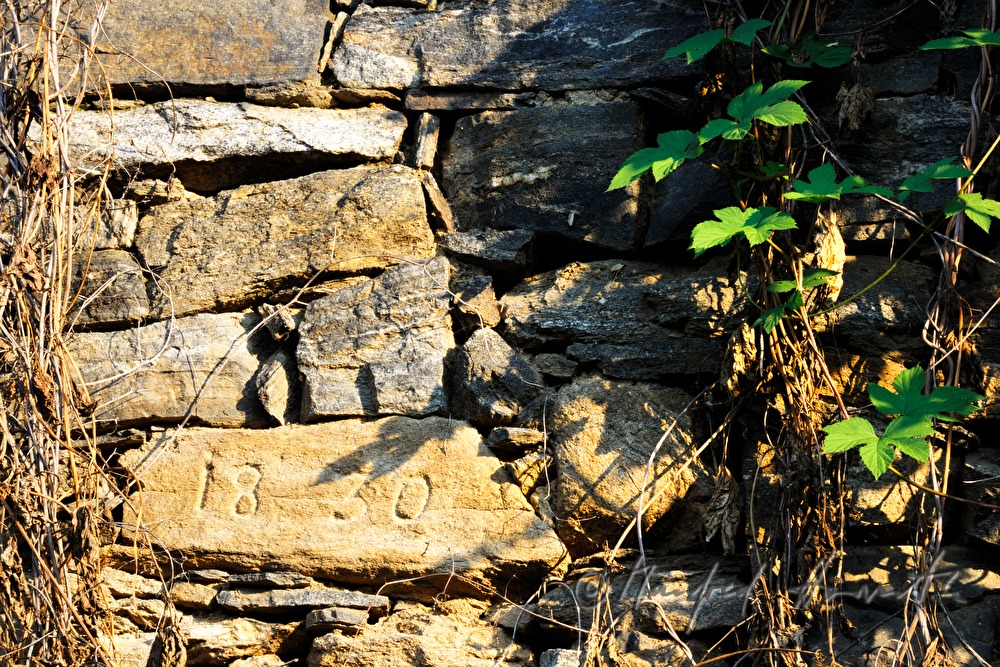 Trockenmauer mit Jahreszahl in einem Stein:  