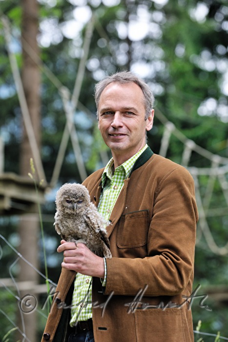 junge Schleiereule und Tierpark-Direktor im Naturpark Buchenberg