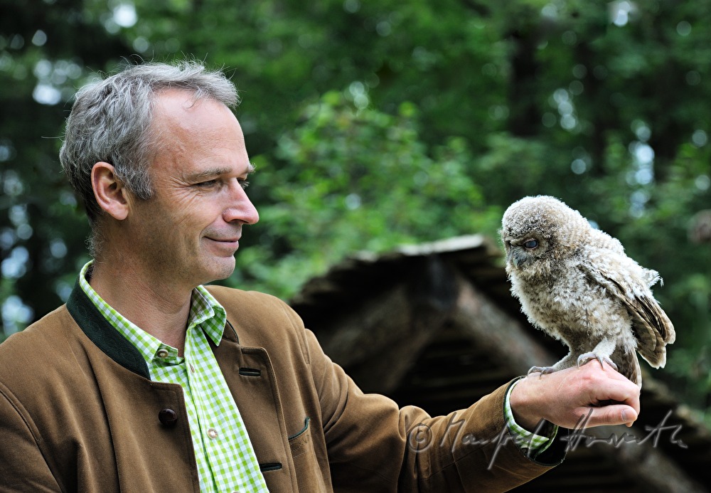 junge Schleiereule und Tierpark-Direktor im Naturpark Buchenberg