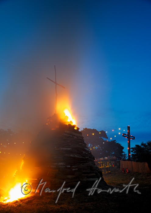 Scheiterhaufen abbrennen zur Sommer-Sonnwendfeuer