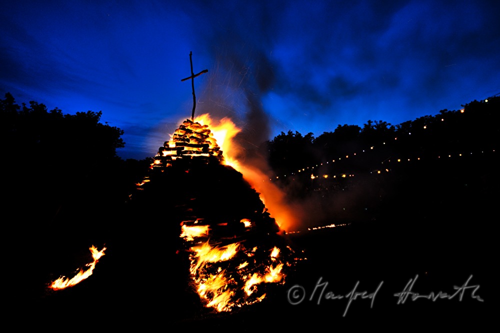 Scheiterhaufen abbrennen zur Sommer-Sonnwendfeuer
