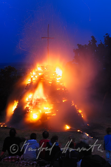 Scheiterhaufen abbrennen zur Sommer-Sonnwendfeuer