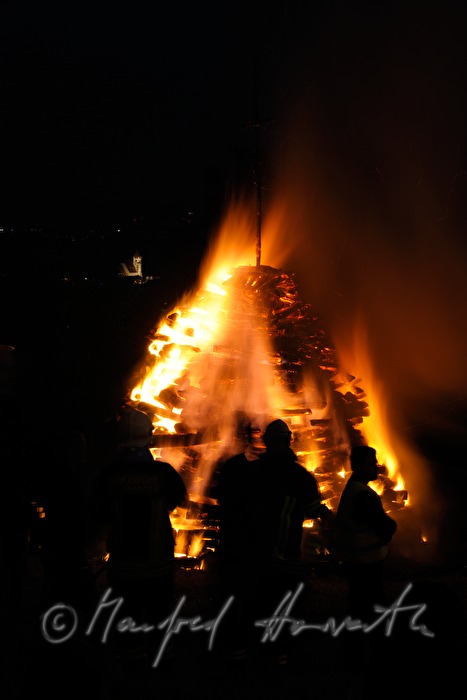 Scheiterhaufen abbrennen zur Sommer-Sonnwendfeuer