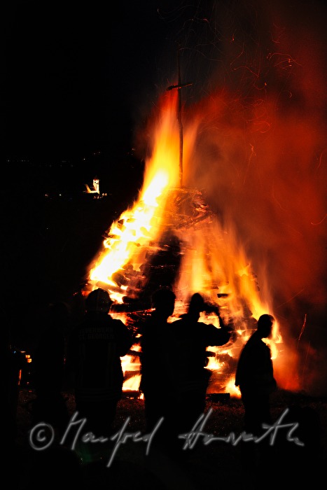 Scheiterhaufen abbrennen zur Sommer-Sonnwendfeuer