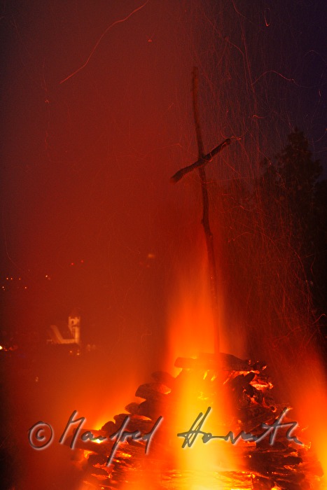 Scheiterhaufen abbrennen zur Sommer-Sonnwendfeuer
