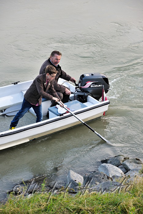 Motorbootfahrer und Junge in Wachauer Tracht