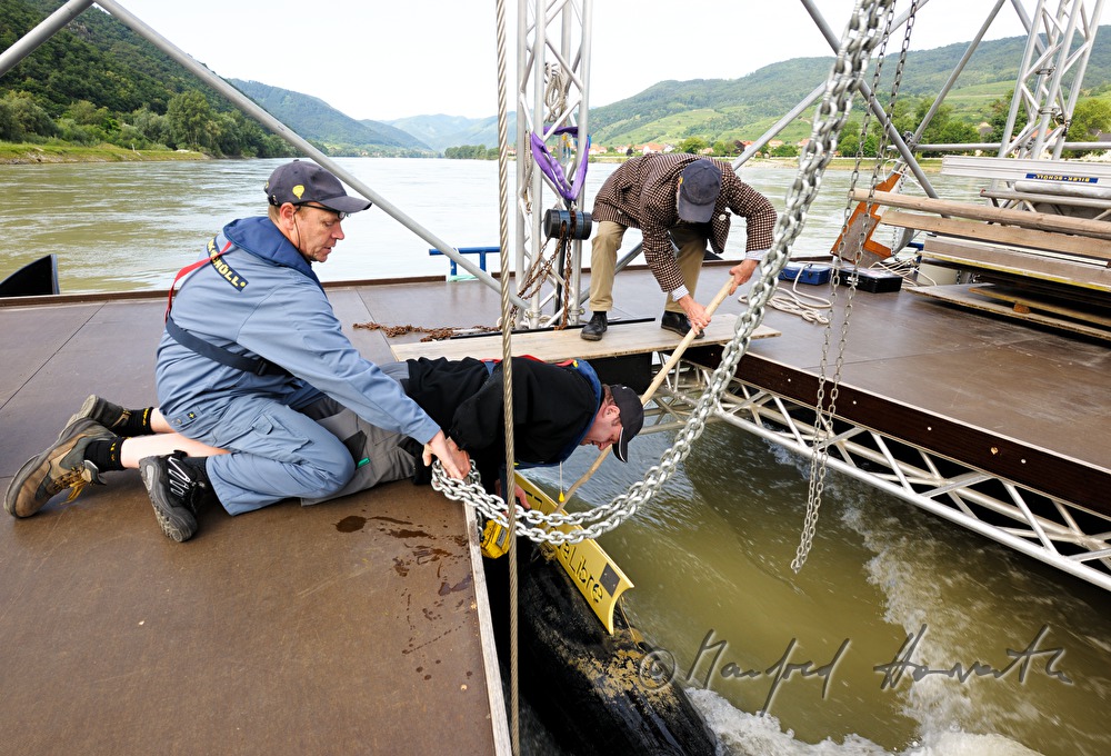 Arbeiter auf dem Bergeschiff der Stromboje