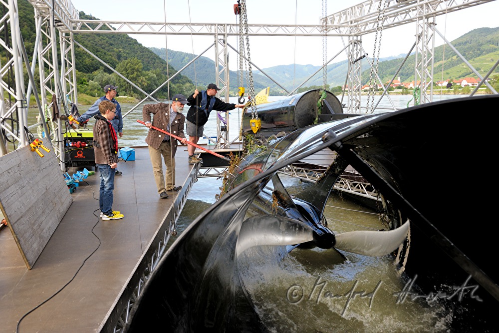 Arbeiter auf dem Bergeschiff der Wasserturbine
