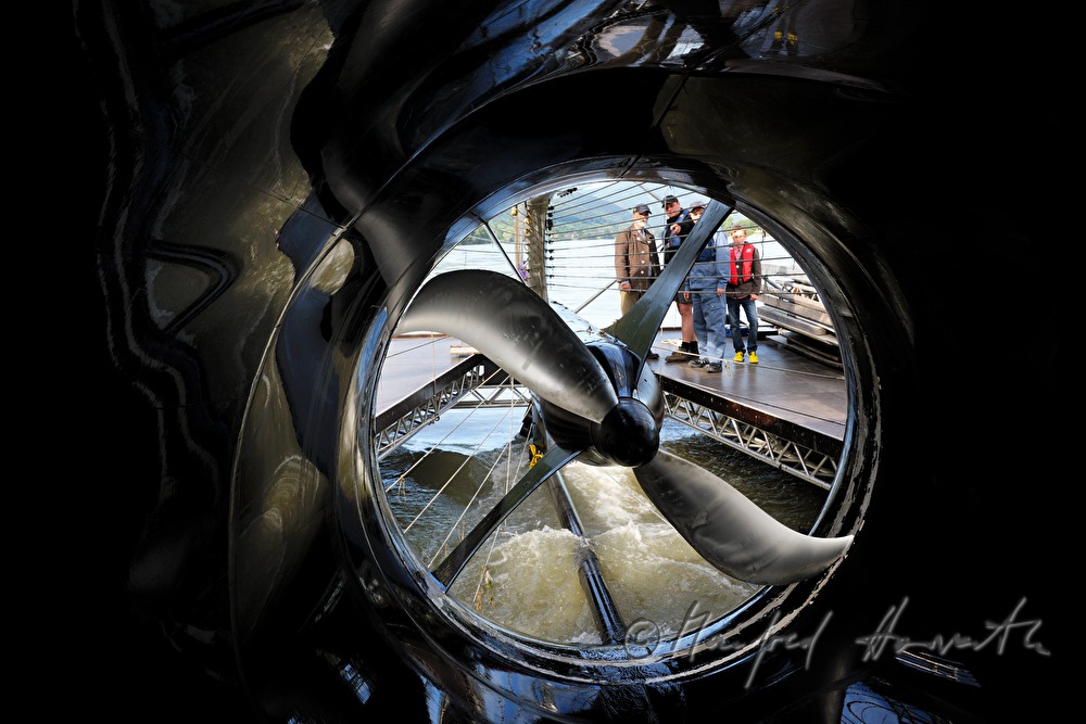 Blick in die herausgehobene Wasserturbine (Stromboje)