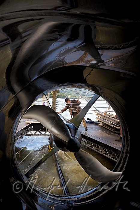 Blick in die herausgehobene Wasserturbine (Stromboje)