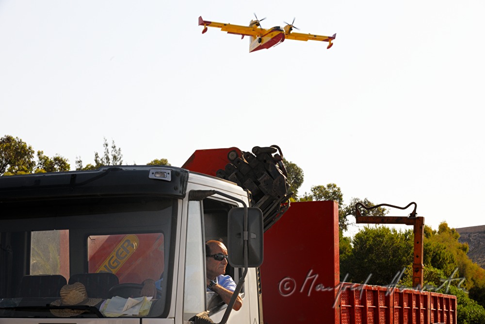 Löschflugzeug setzt zum Wasserschöpfen an