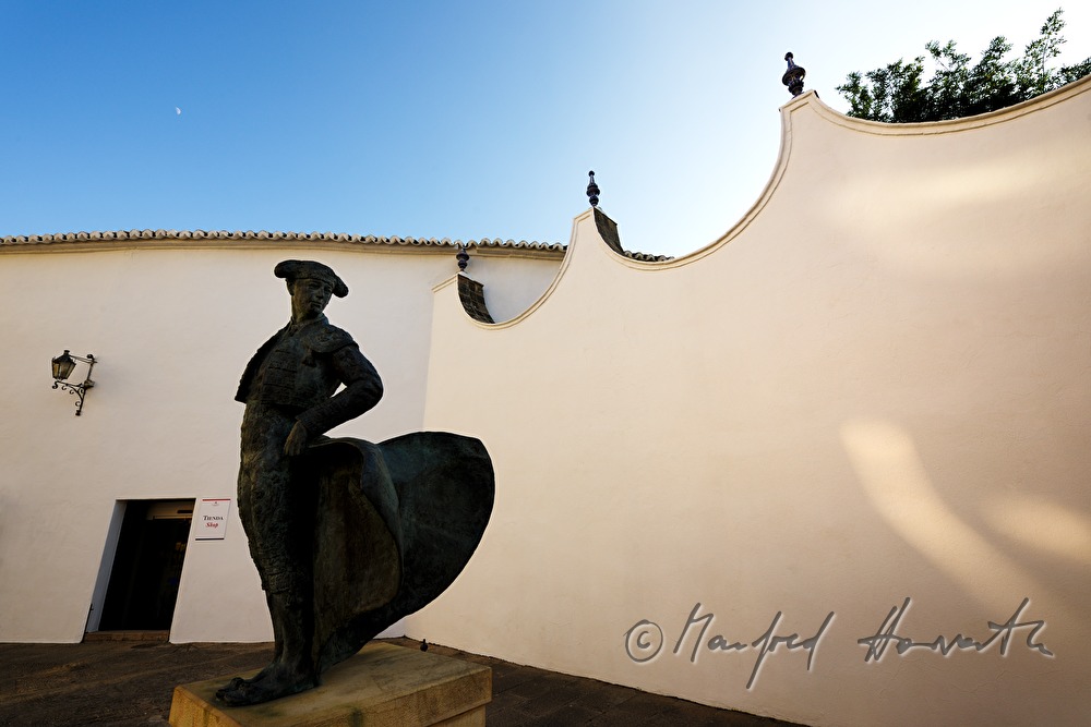 Stierkampfarena und Skulptur eines Toreros