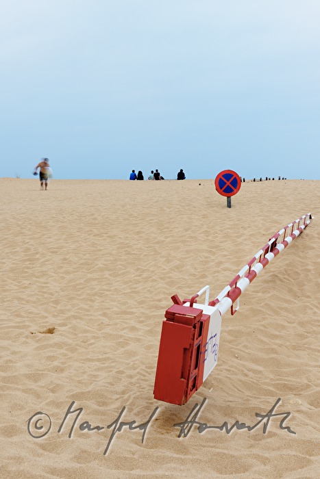 wandernde Sanddüne hat eine Bundesstrasse zugeweht