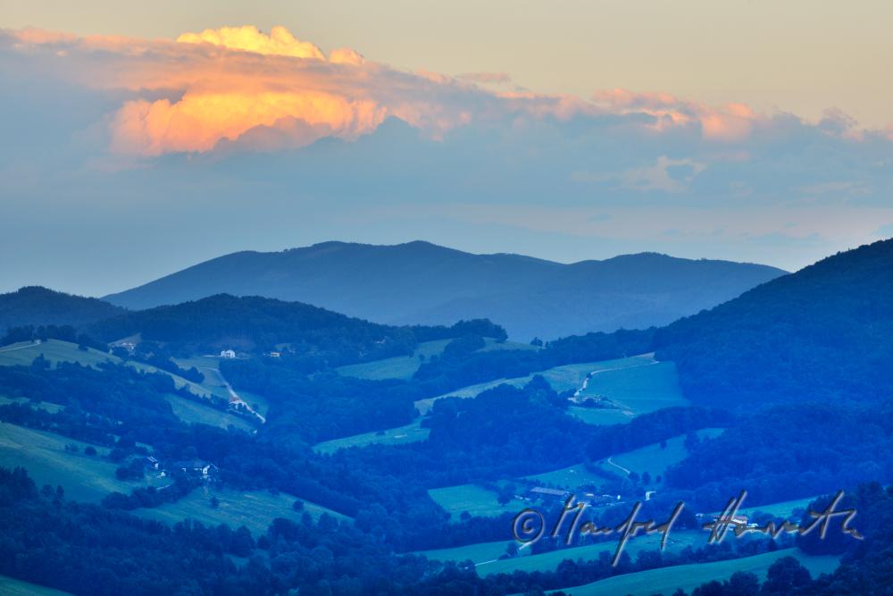 Gewitterwolken über der rollenden Landschaft