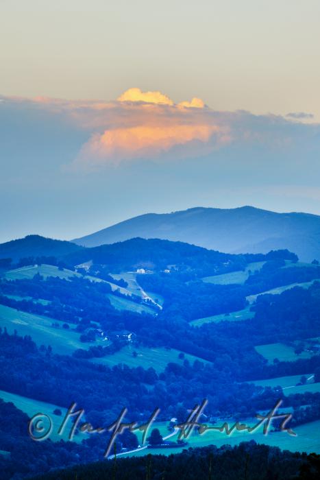 Gewitterwolken über der rollenden Landschaft