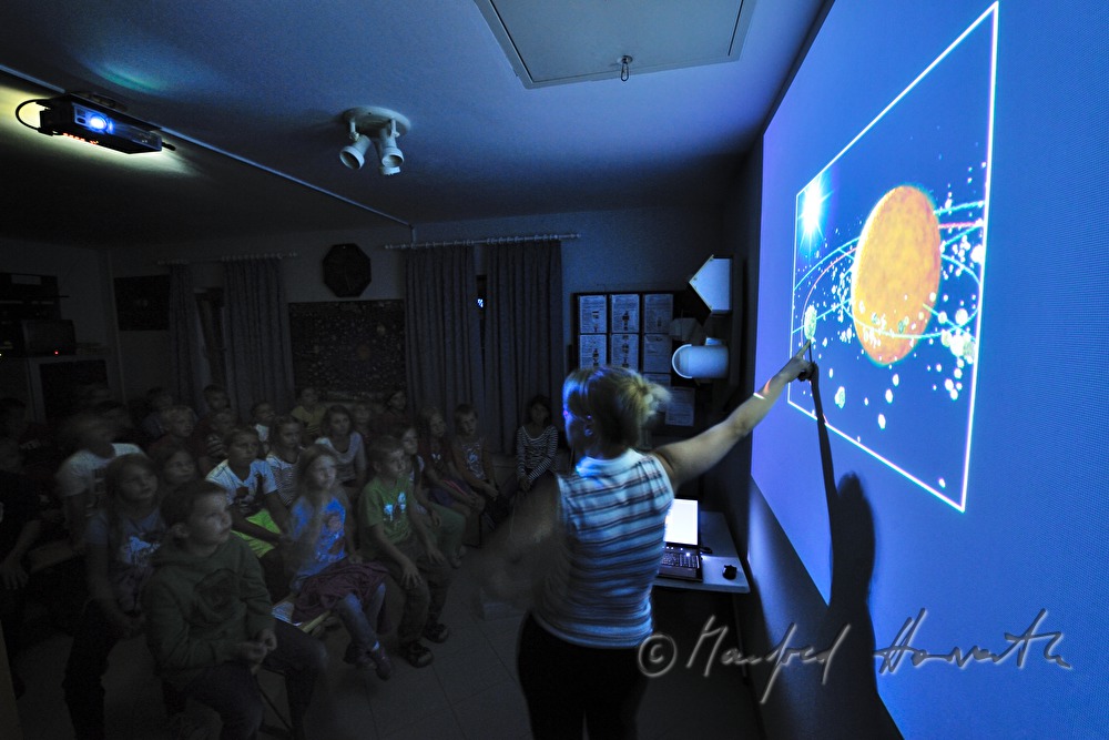 Kinder bei einem Vortrag über Astronomie