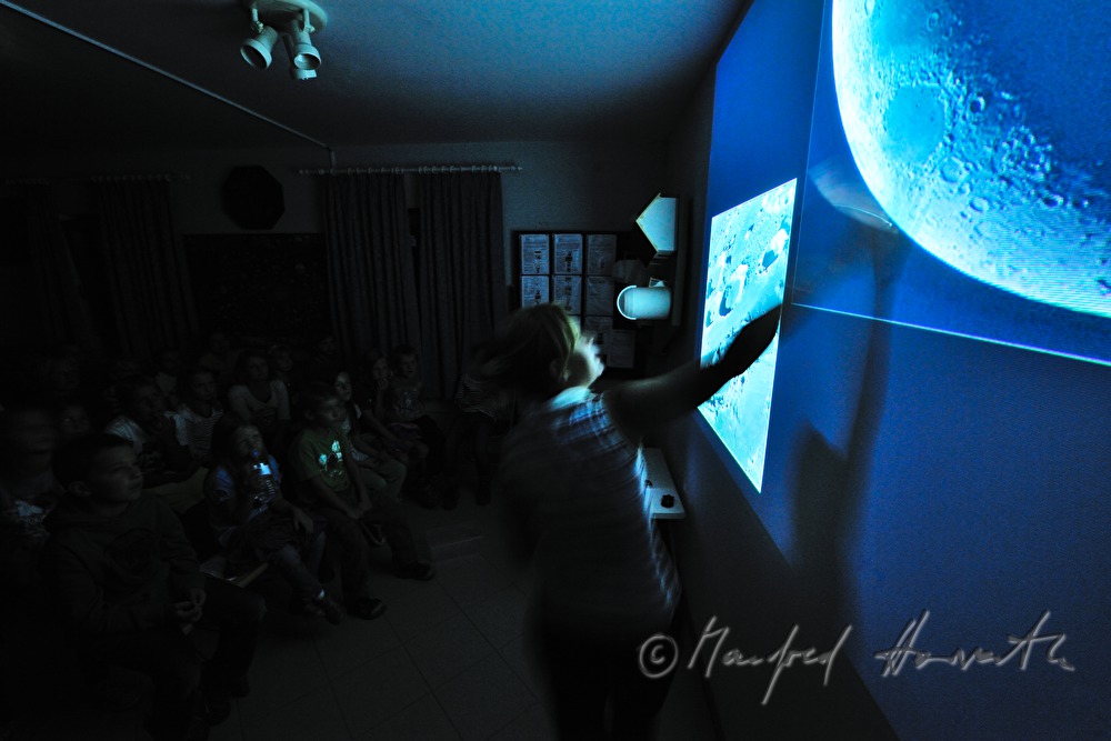 Kinder bei einem Vortrag über Astronomie