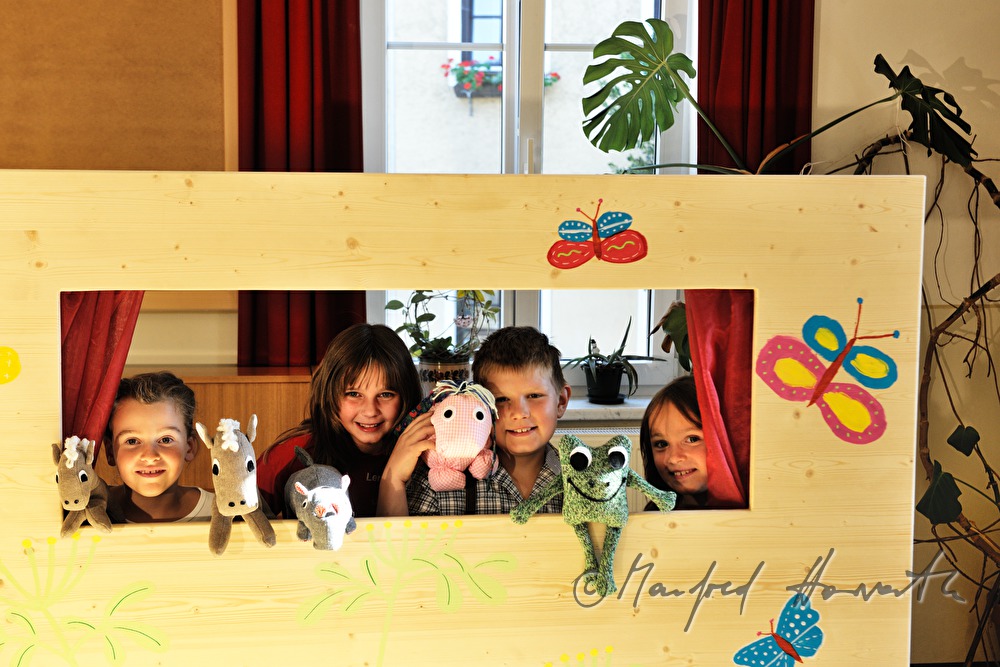 Volksschüler proben ein Theaterstück
