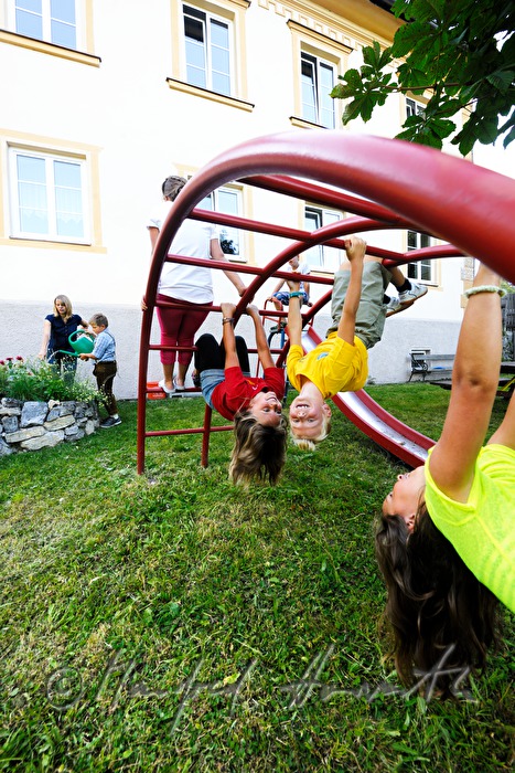 Volksschulkinder turnen am Spielplatz