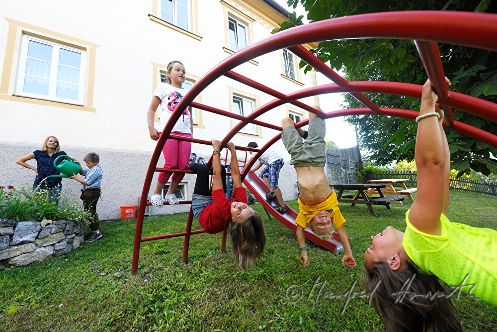 Volksschulkinder turnen am Spielplatz