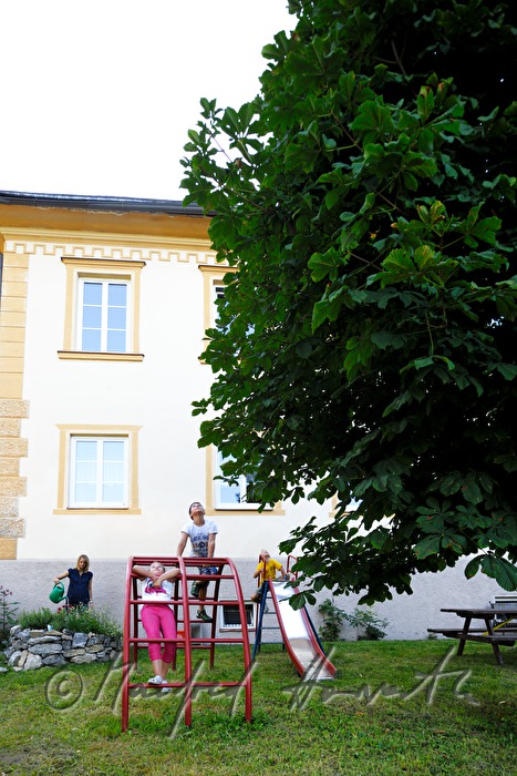 Volksschulkinder turnen am Spielplatz