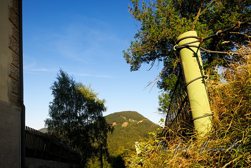 Zaun und Berge neben der Schule