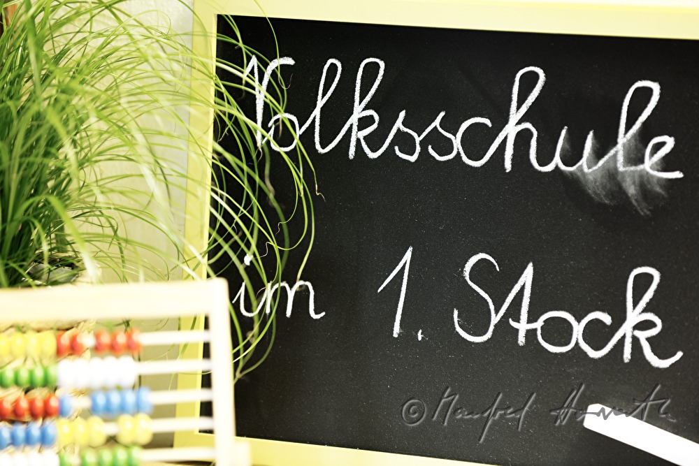 Hinweisschild beim Eingang der Schule