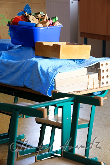 zugedecktes Spielzeug auf einer Schulbank während der Sommerferien