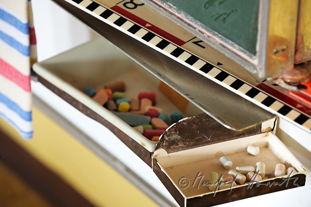 Schulkreide, Tafeltuch und Lineal  an der Tafel