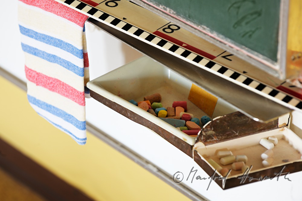 Schulkreide, Tafeltuch und Lineal  an der Tafel