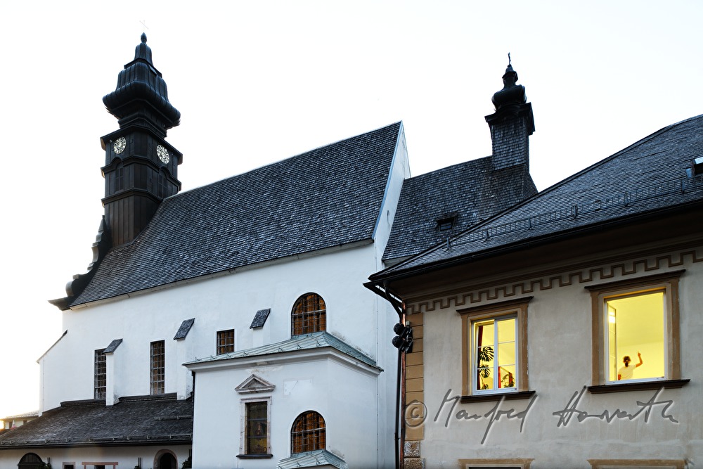 Kirche und Schule mit Kind im Unterricht