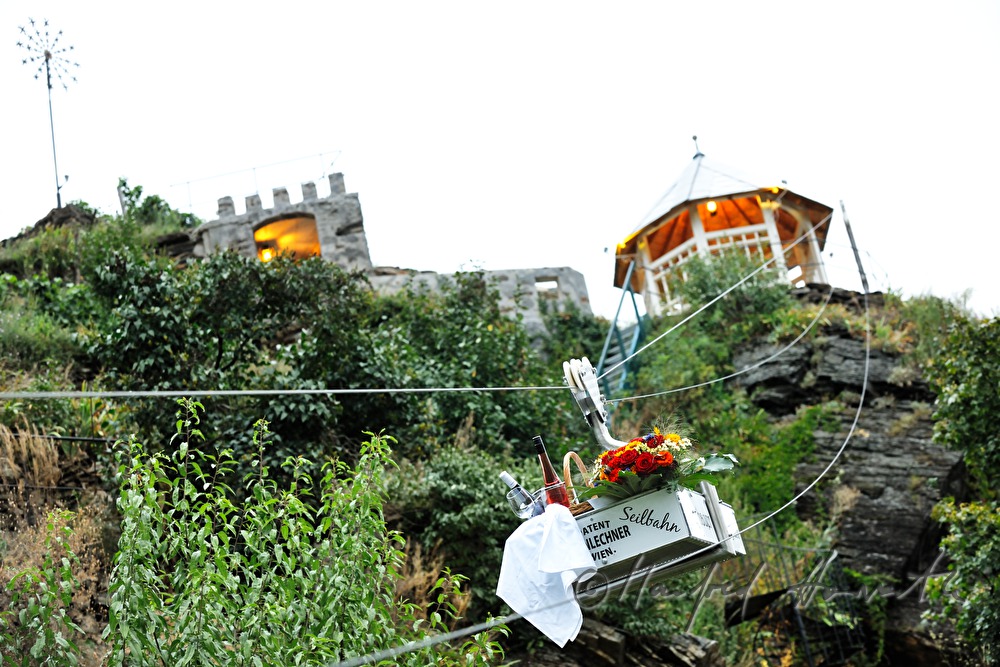 Transport des Picknicks zum Pavillon des Hotel Mariandl