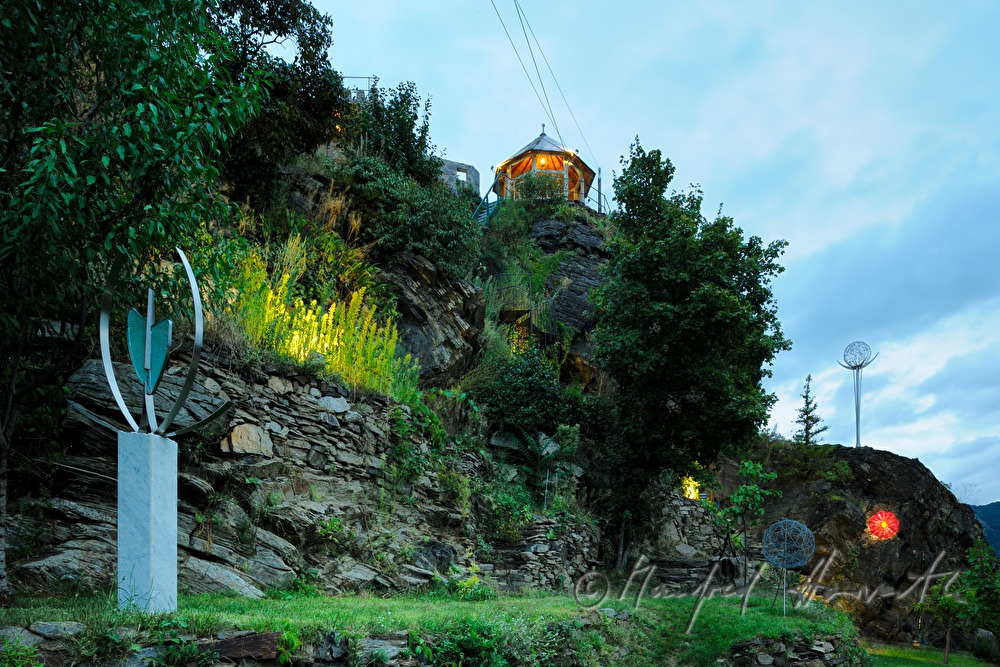 Steingarten und Pavillon des Hotel Mariandl