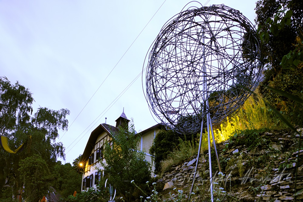 Steingarten und Skulptur des Hotel Mariandl