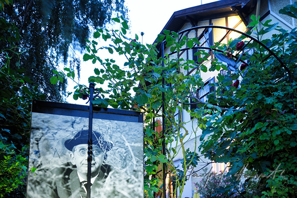 Garten des Hotel Mariandl mit Foto von Gunther Philipp