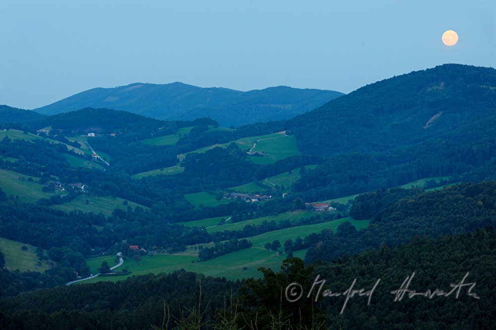 Vollmond über der Hügellandschaft