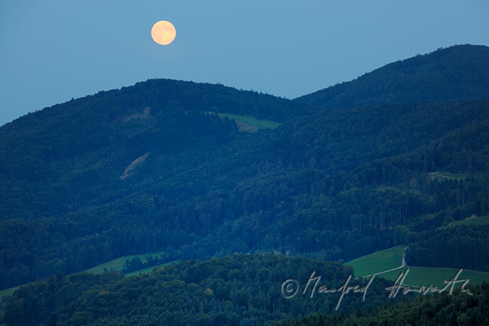 Vollmond über der Hügellandschaft