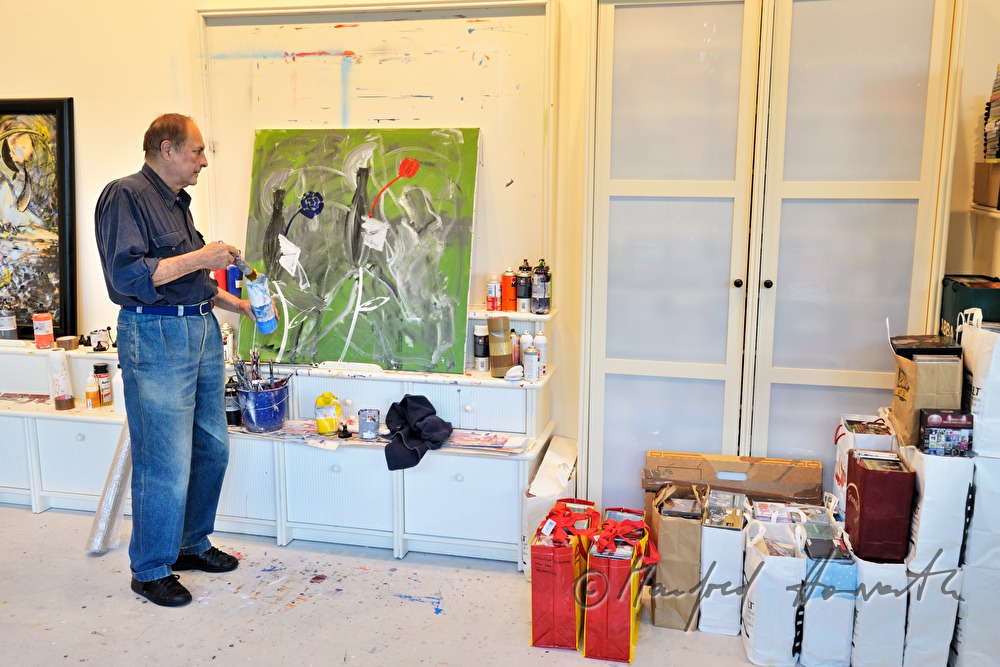 der Maler Christian Ludwig Attersee in seinem Atelier