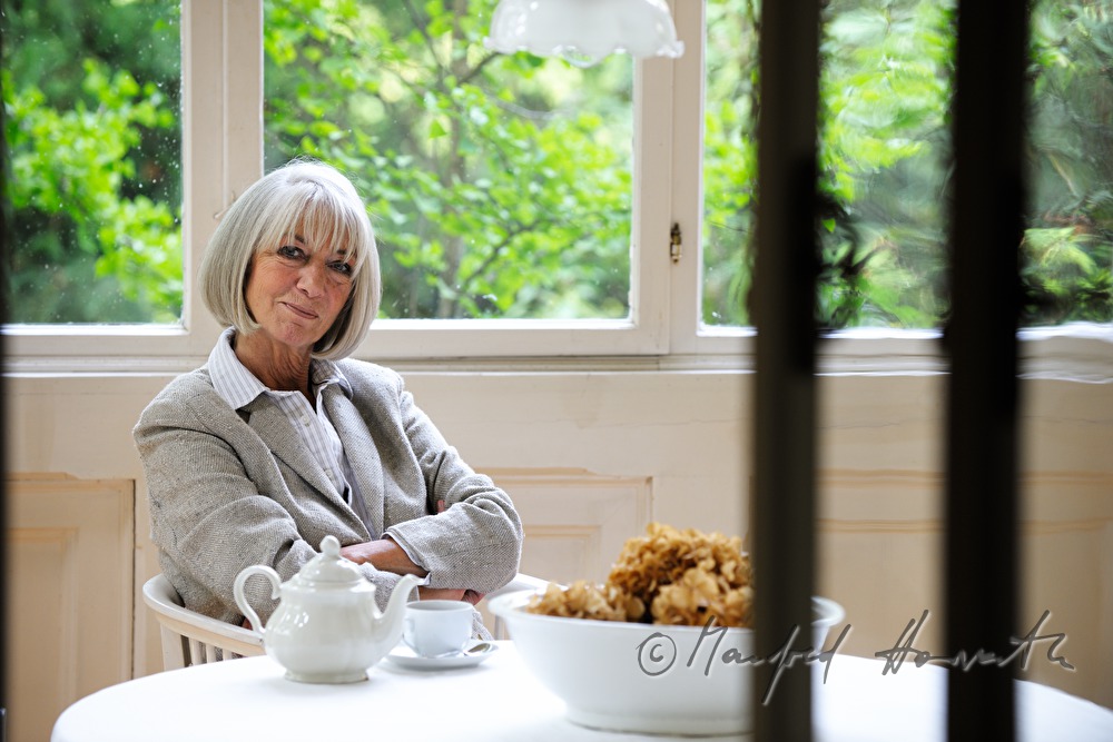 Erika Pluhar auf der Veranda ihrer Villa