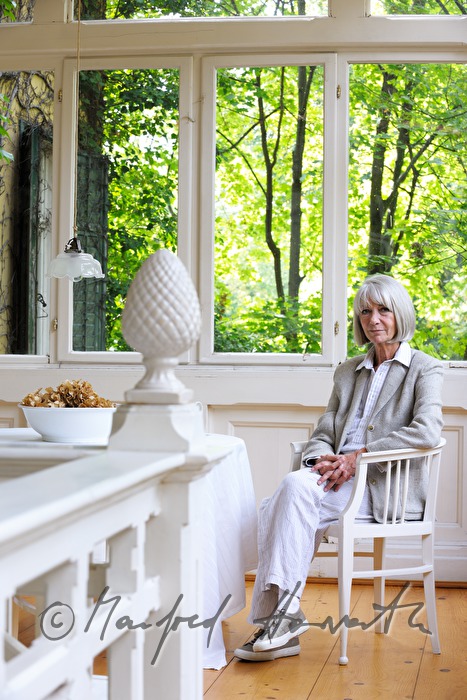 Erika Pluhar auf der Veranda ihrer Villa