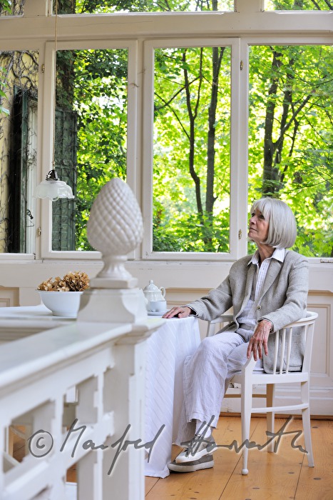 Erika Pluhar auf der Veranda ihrer Villa