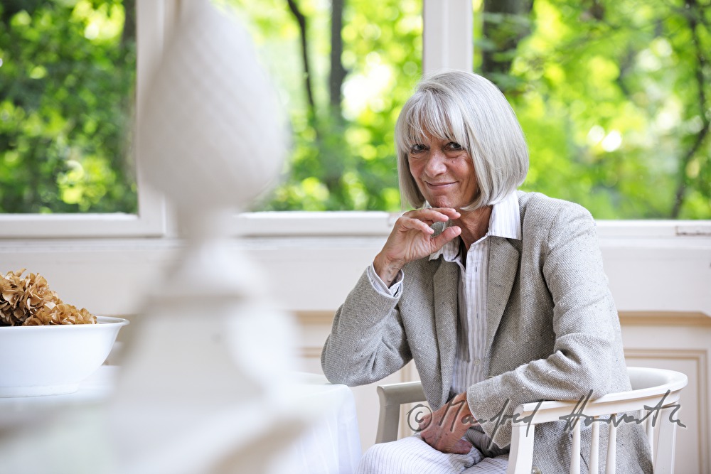 Erika Pluhar auf der Veranda ihrer Villa
