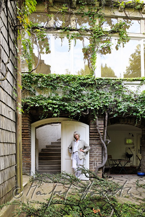 Erika Pluhar in ihrem Garten