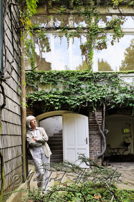 Erika Pluhar in ihrem Garten